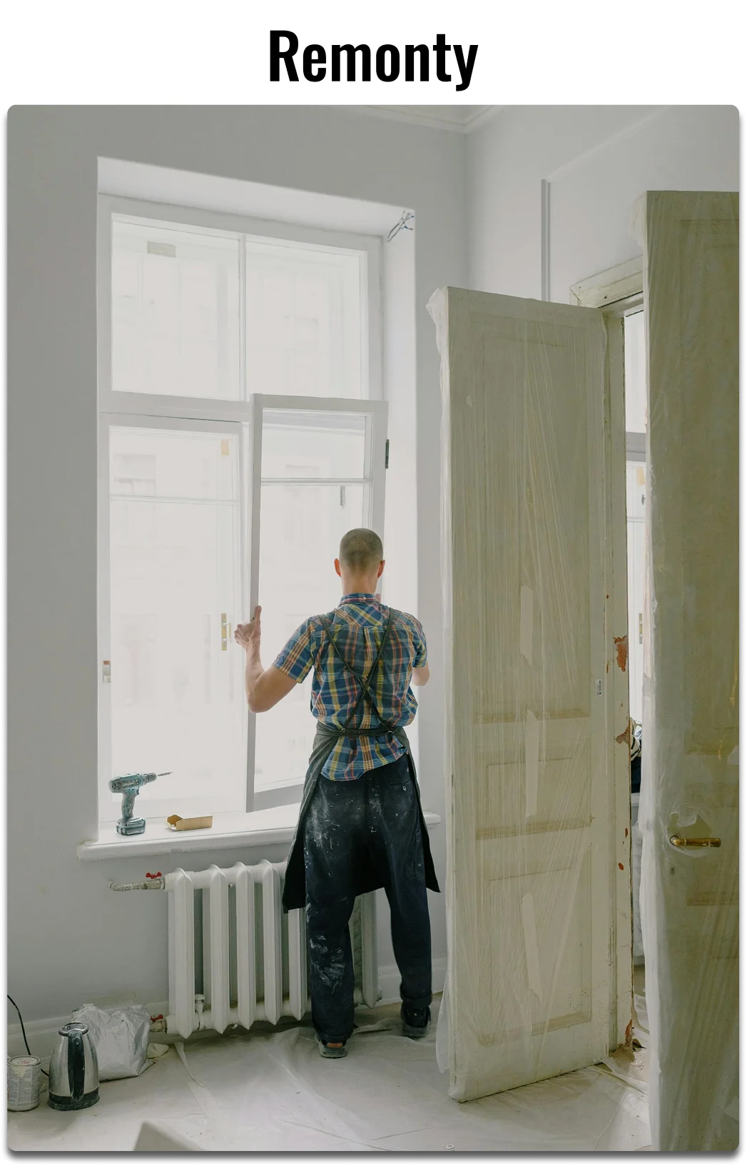 mężczyzna montujący okno