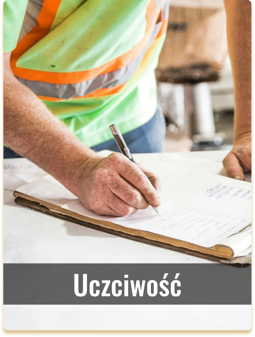 mężczyzna robiący notatki