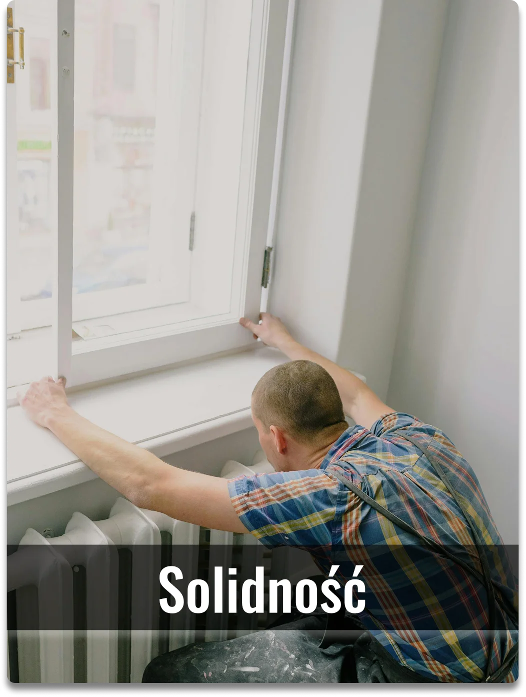 mężczyzna zakładający okno